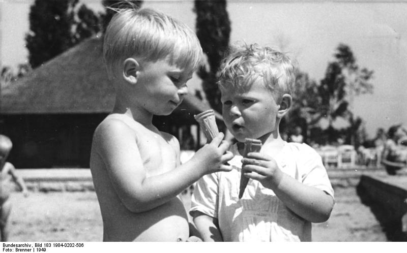 Wikimedia Commons: Children with Ice Cream 1949, Berlin (Commons:Bundesarchiv)